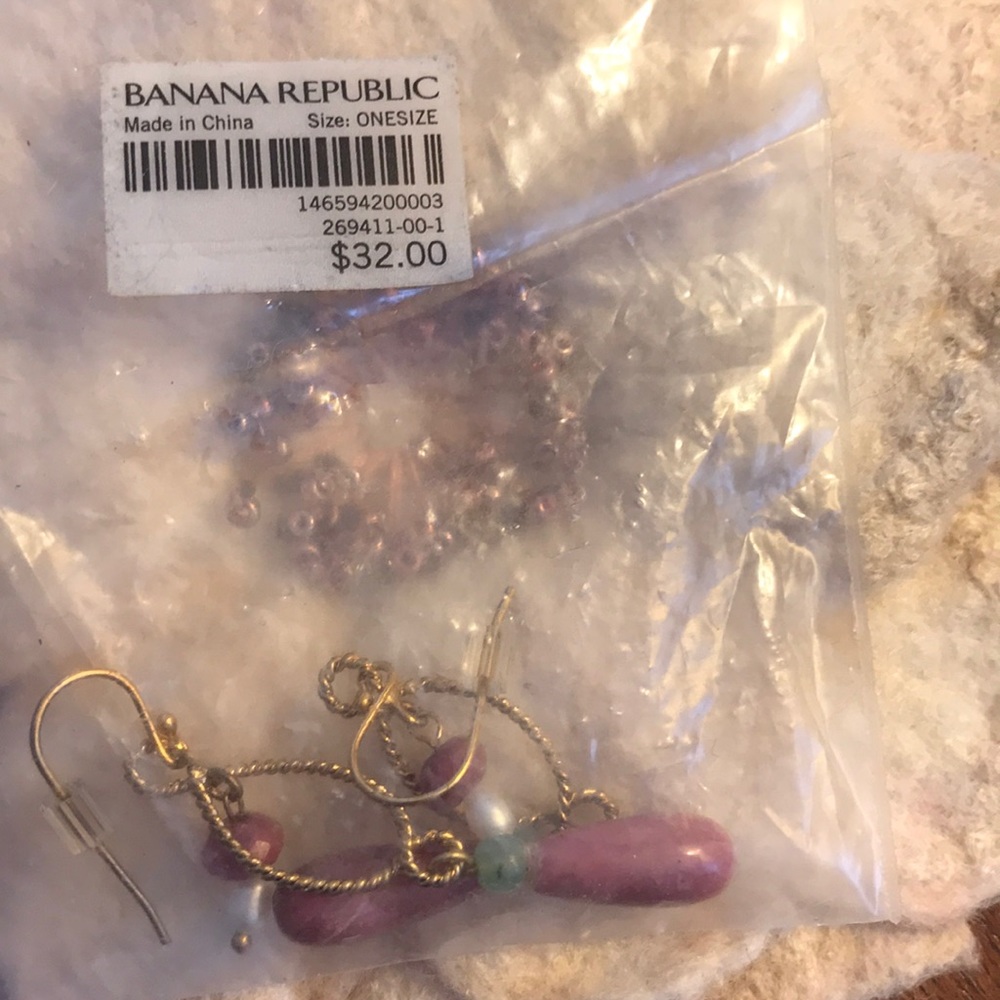 Pretty Banana Republic Earrings - Picture 4 of 4